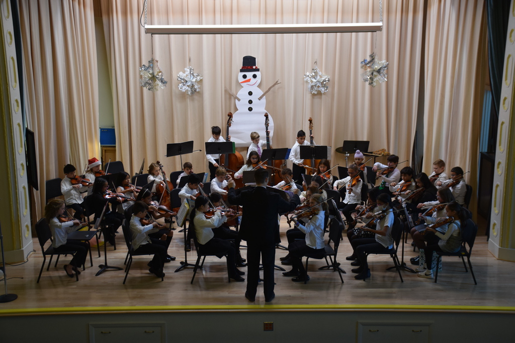 The Locust Valley Intermediate Orchestra  performs for families on Dec. 14.