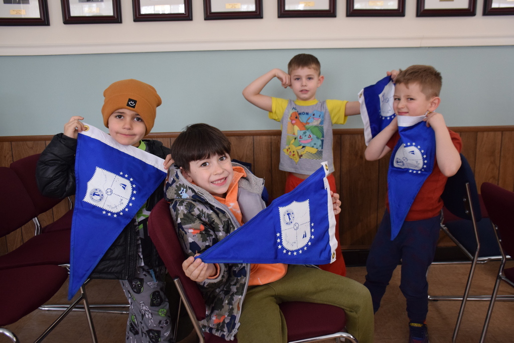 Bayville Primary students visit Mayor Minicozzi.
