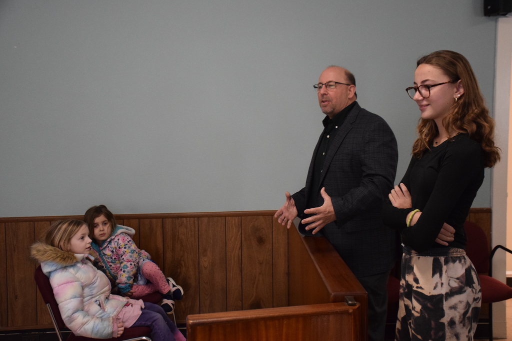 Bayville Primary students visit Mayor Minicozzi.