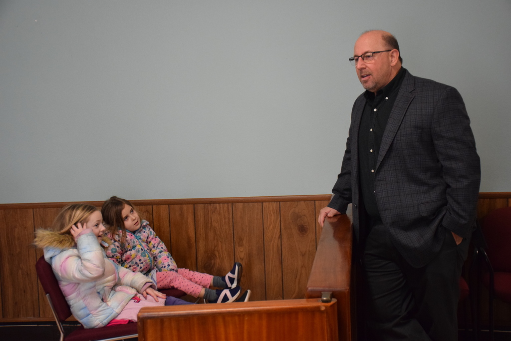 Bayville Primary students visit Mayor Minicozzi.