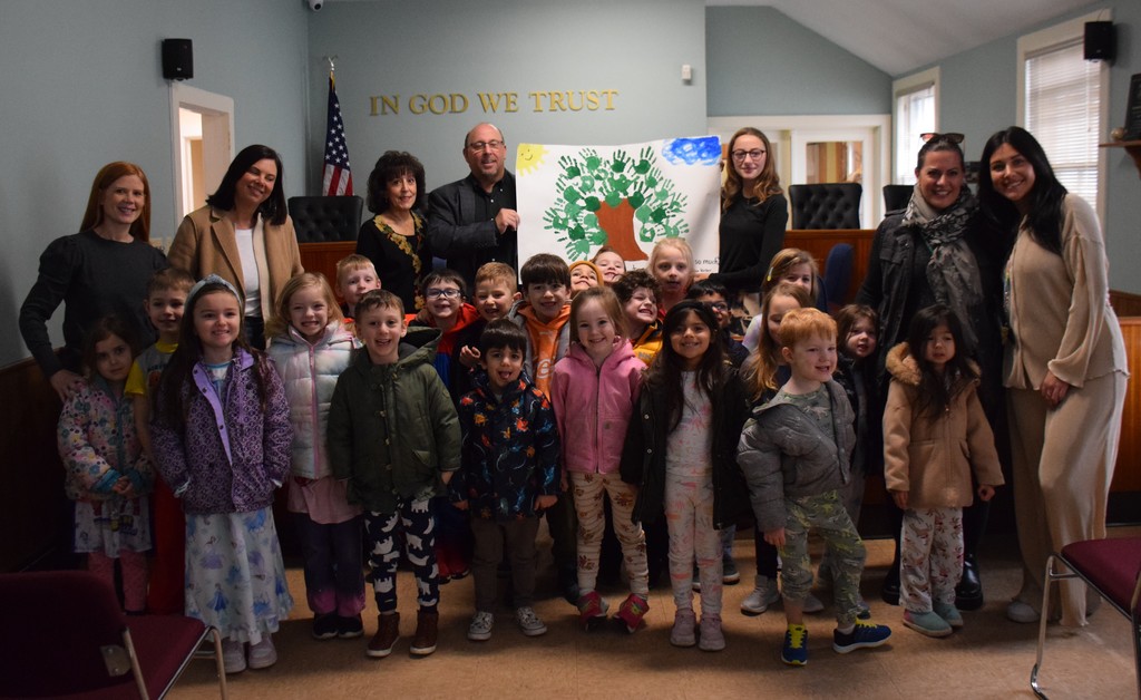 Bayville Primary students visit Mayor Minicozzi.